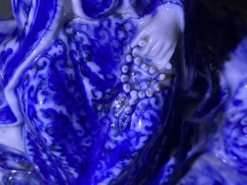 Une figure de Guanyin assise en porcelaine de Chine en bleu et blanc, 19&egrave;me